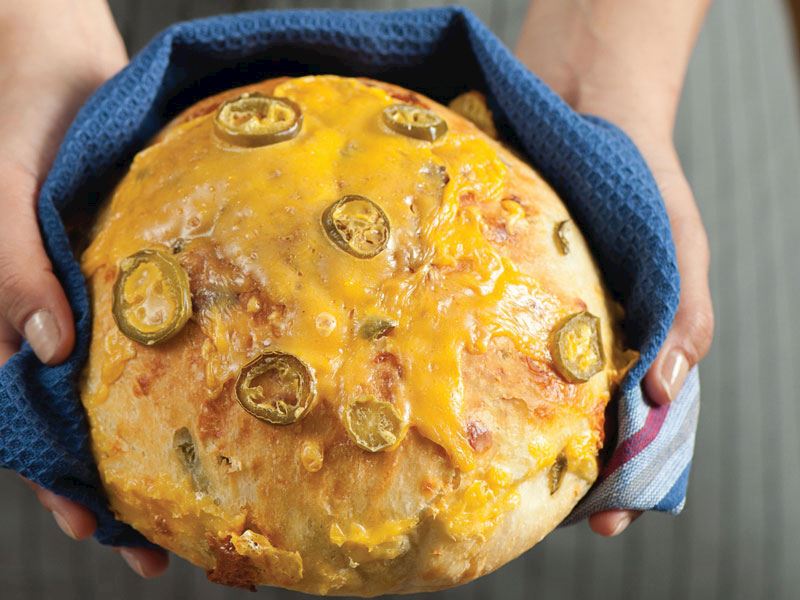 Jalapeno turşulu ve çedar peynirli ekmek