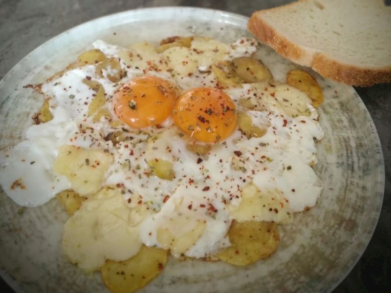 Kajun Baharatlı Patatesli Omlet