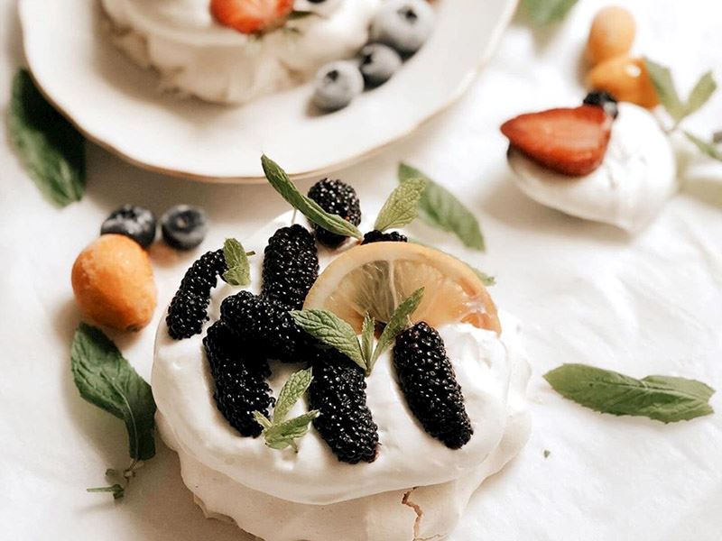 Karadutlu ve çilekli pavlova