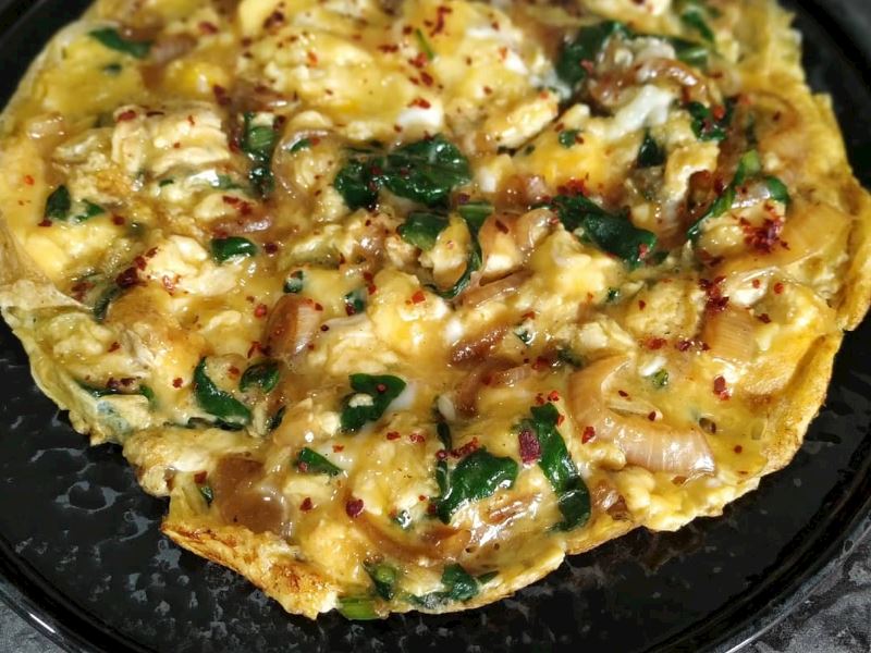 Karamelize Soğan Ve Pazılı Omlet