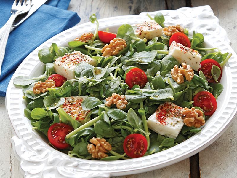 Keçi peynirli ve cevizli semizotu salatasi