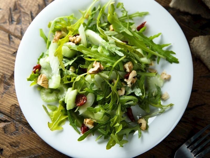 Kereviz ve Cevizli Roka Salatası 