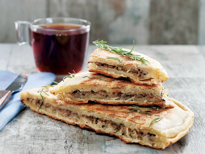 Kıymalı ve kaşar peynirli tepsi böreği