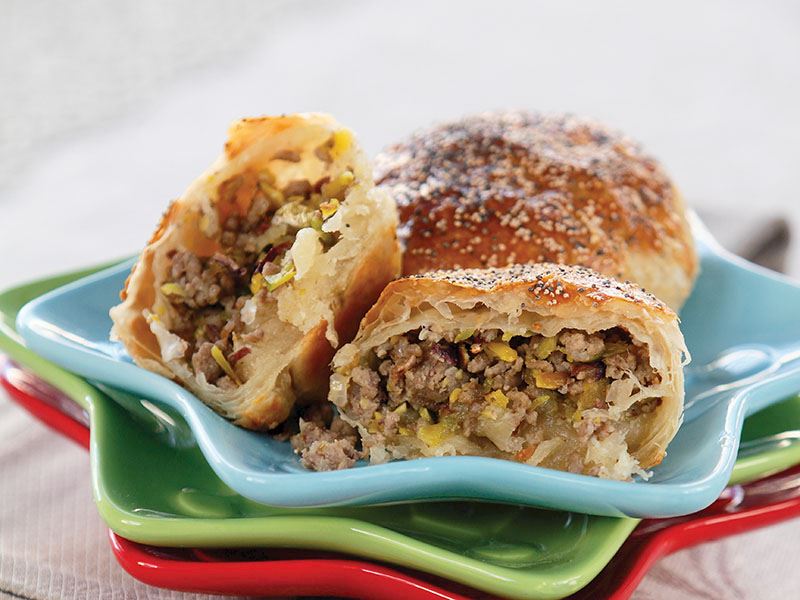 Kıymalı ve Antep fıstıklı milföy börek