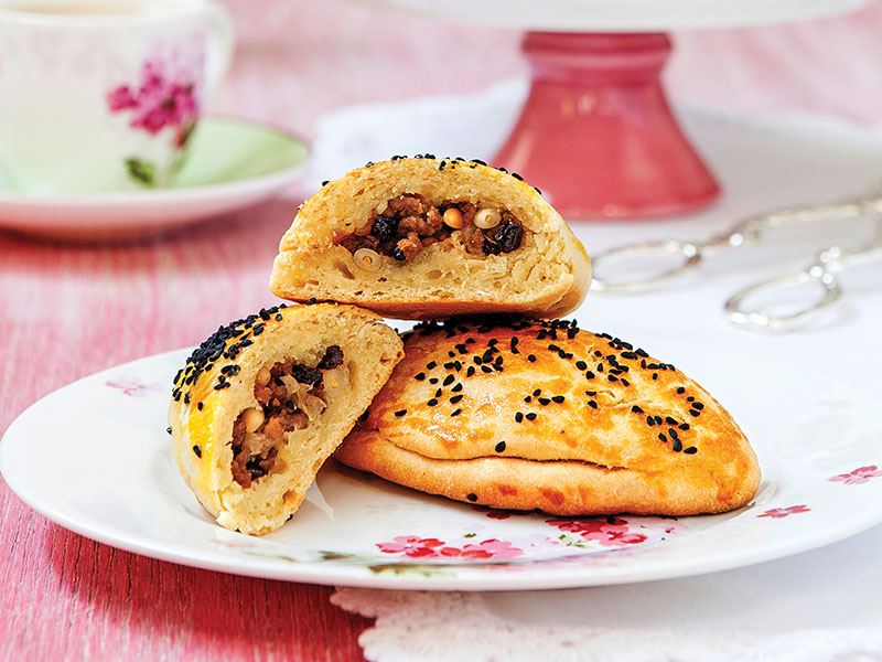 Kıymalı ve çam fıstıklı poğaça