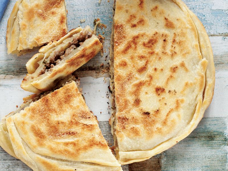 Kıymalı ve kaşar peynirli tepsi böreği Tarifi Nasıl Yapılır?