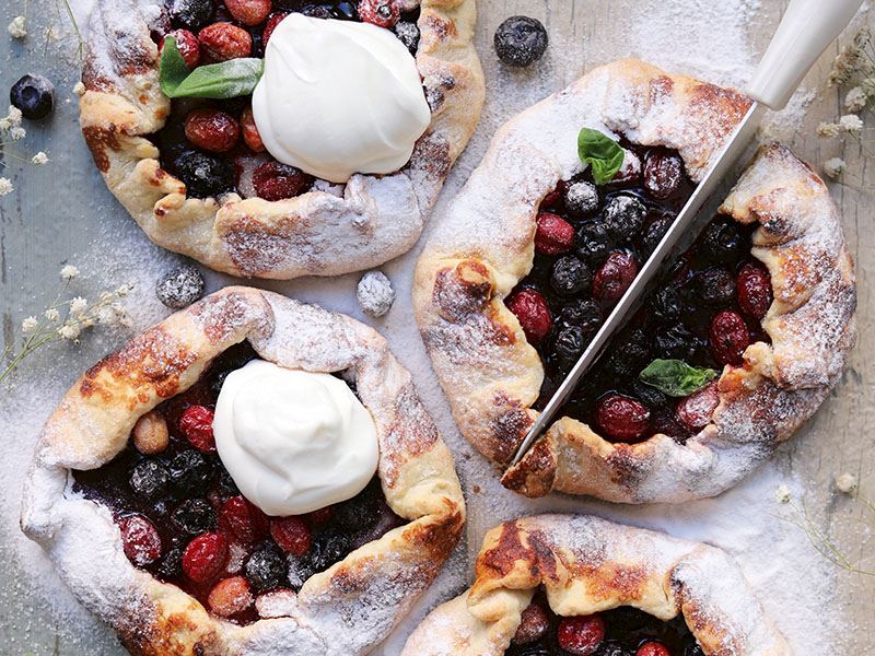 Kızılcık ve yaban mersinli galette
