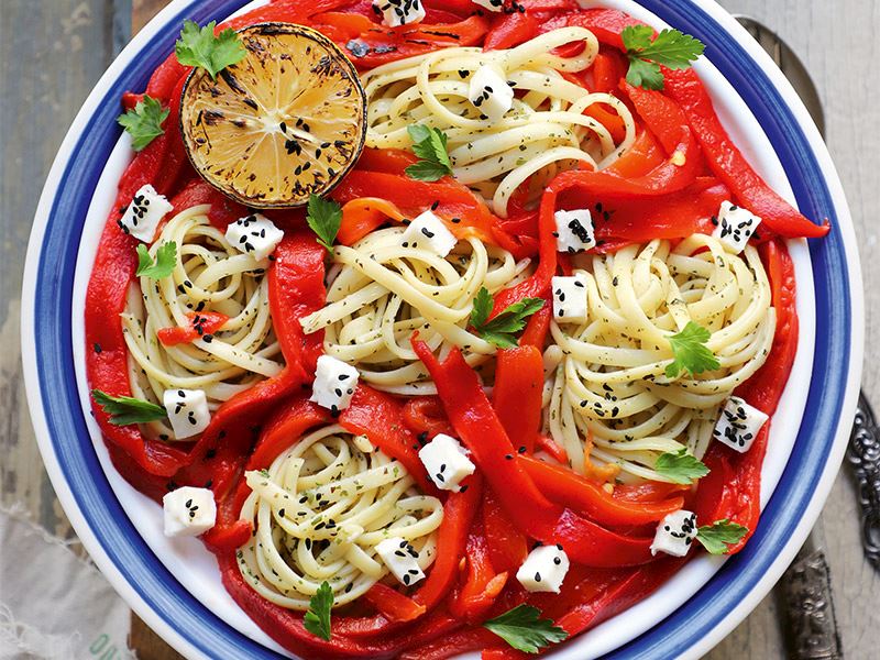 Köz biberli spagetti salatası