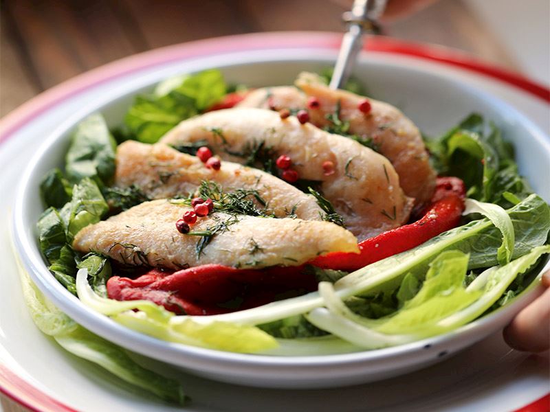 Köz biberli tavuk salatası