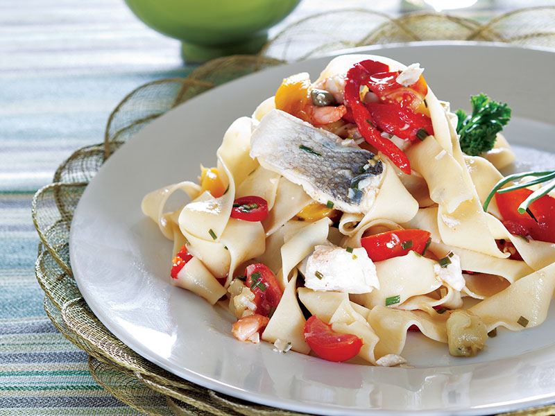 Közlenmiş biber ve karidesli, levrekli pappardelle
