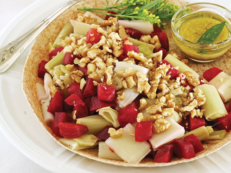 Lavaş üzeri pancarlı pırasa salatası