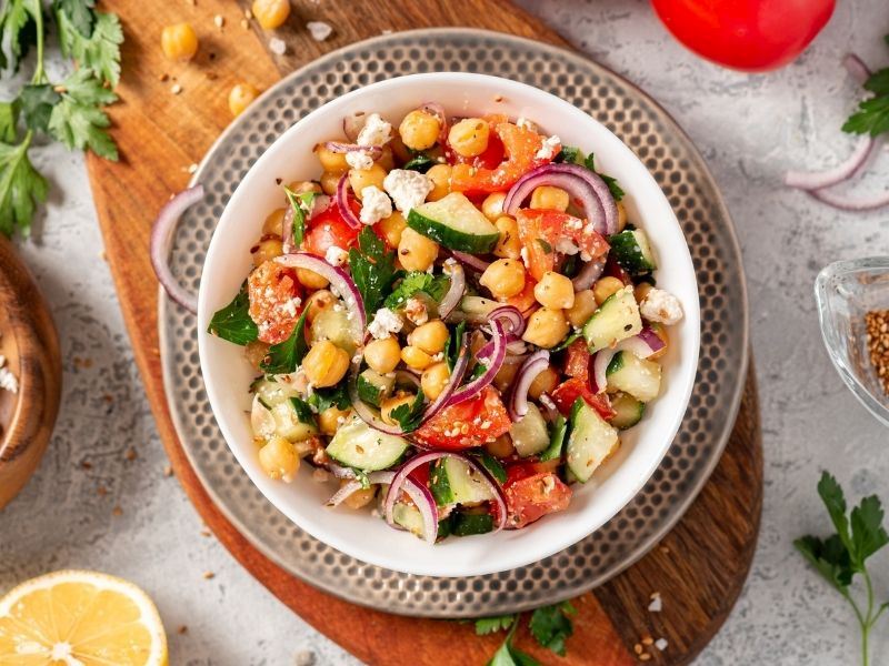 Lezzetini Sosundan Alan Nohutlu Akdeniz Salatası Tarifi