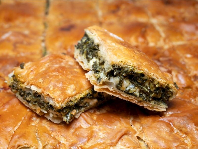 Maden Suyuyla Çıtırlaşan Ispanaklı Kıymalı Börek