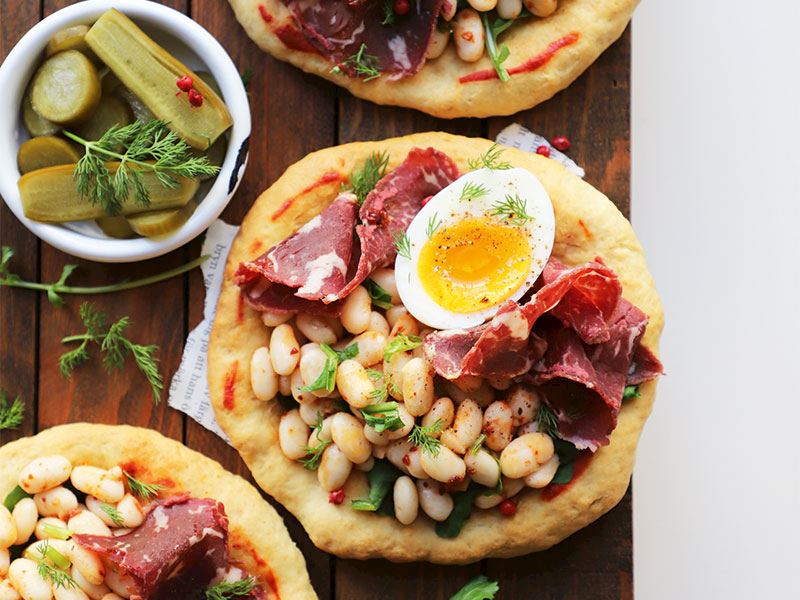 Mini pide üstü pastırma & kuru fasulye