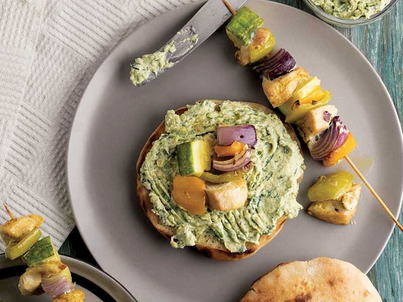 Mini pita ekmeği üzeri sebzeli tavuk şiş