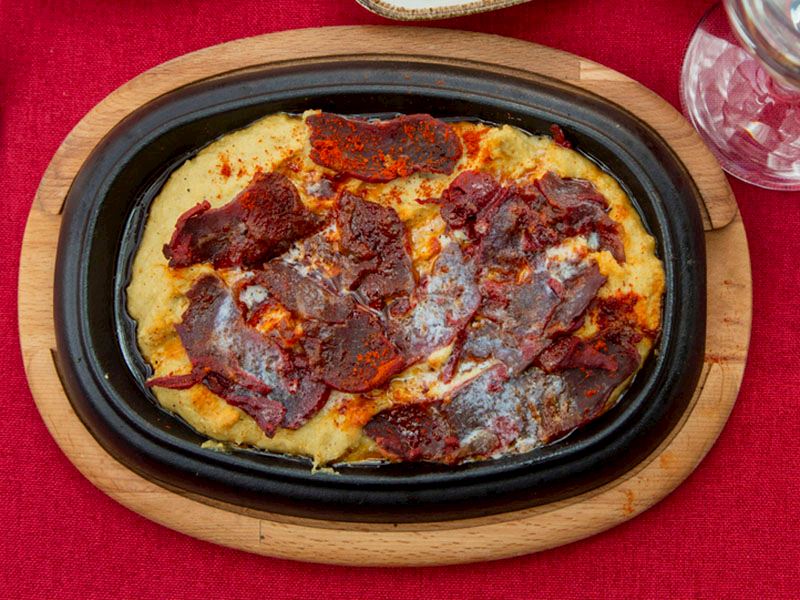 Pastırmalı humus