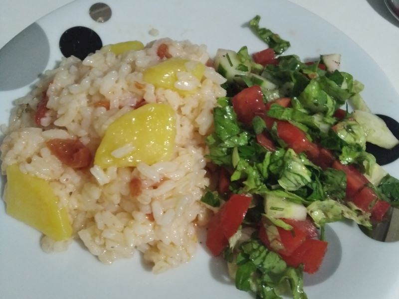 Patates ve domatesli pirinç pilavı