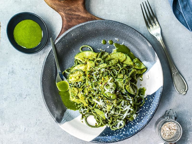 Pesto soslu yeşil spagetti