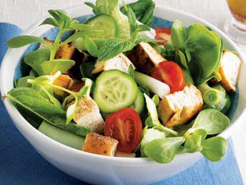 Pideli sumak soslu yeşil salata