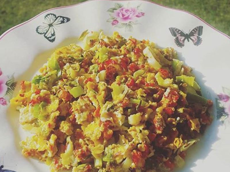 Pırasa, kurutulmuş domates ve biberli menemen