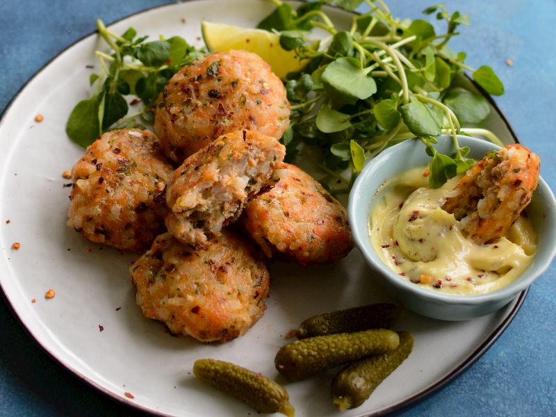 PİRİNÇLİ SOMON KÖFTELERİ VE YEŞİL SALATA