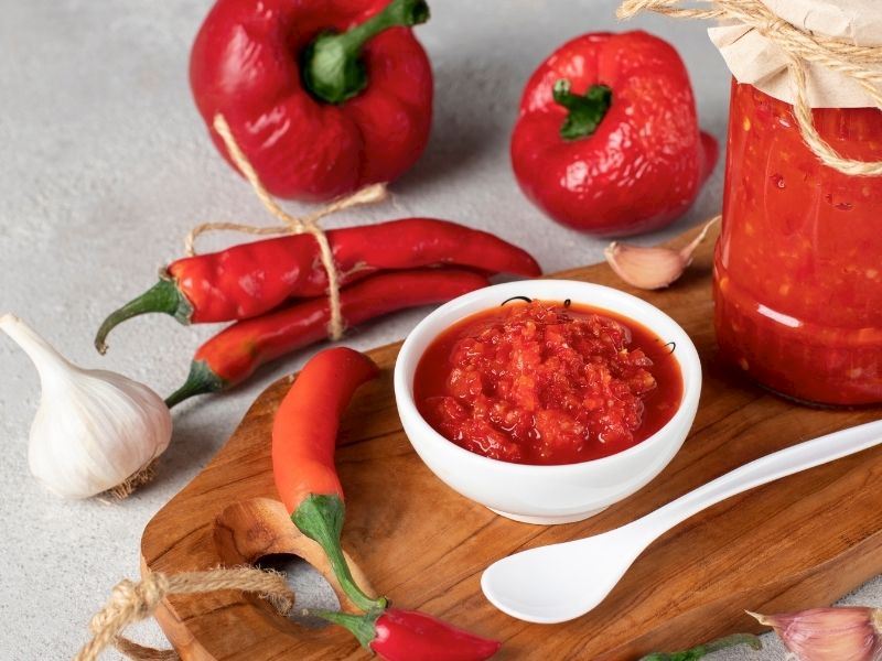 PİŞİRMEDEN ACILI DOMATES SOSU TARİFİ