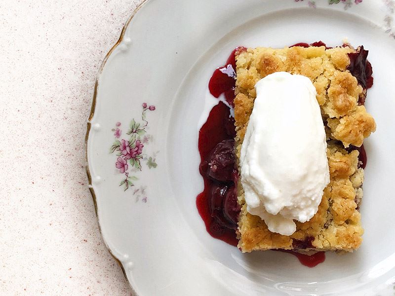 Pratik vişneli crumble