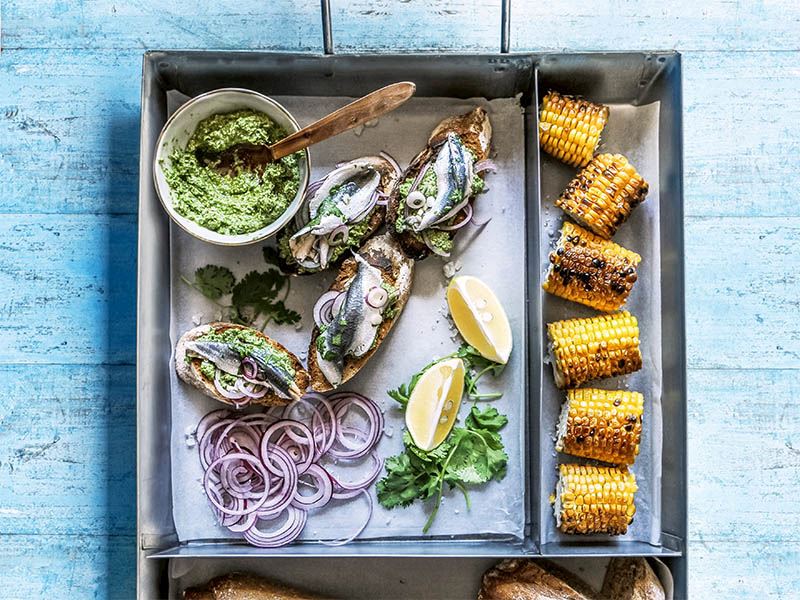 Roka pestolu hamsi marine300 g hamsi (Fileto) 1 çay bardağı üzüm sirkesi 1 adet limon 1 yemek kaşığı tuz Roka pesto için 1 demet roka 1/2 su bardağı ceviz içi Tuz ve zeytinyağı Servis için Taze kişniş Kırmızı soğan halkaları Tuz, karabiber