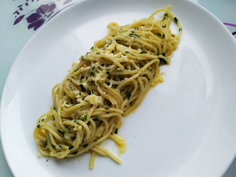 Sarımsak soslu spagetti