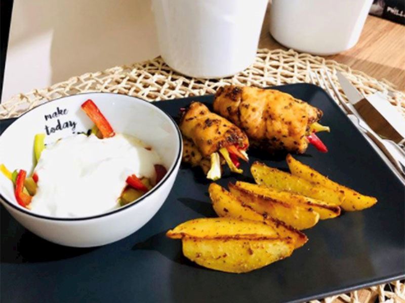 Sebzeli tavuk sarma ve kajun baharatlı fırın patates