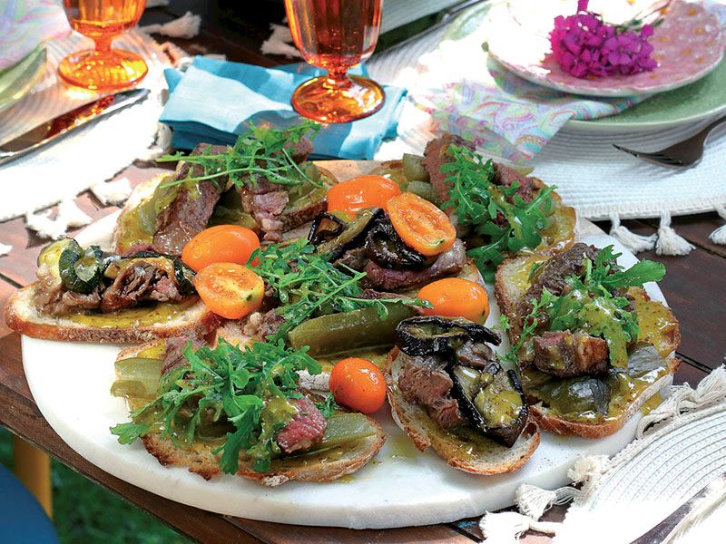 Sebzeli ve ızgara etli bruschetta