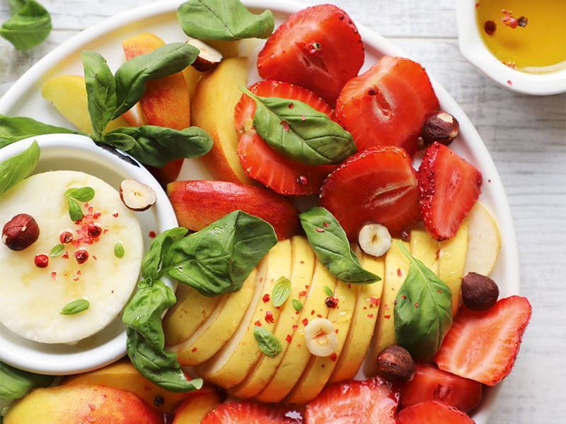 Şeftali, armut ve çilek salatası