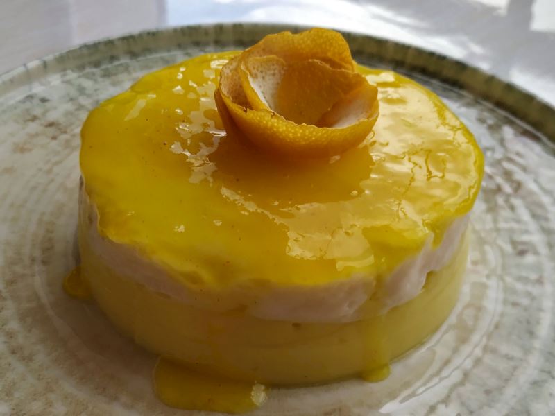 Sırrı renginde limon soslu muhallebi