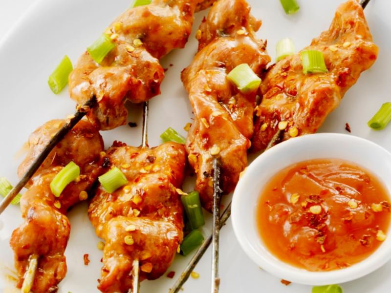 Soslu tavuk şiş