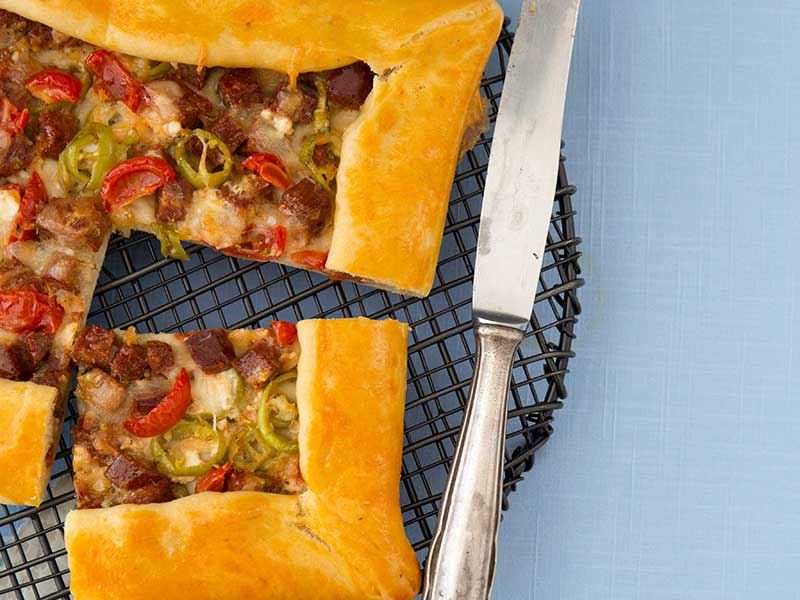Sucuklu pencere börek