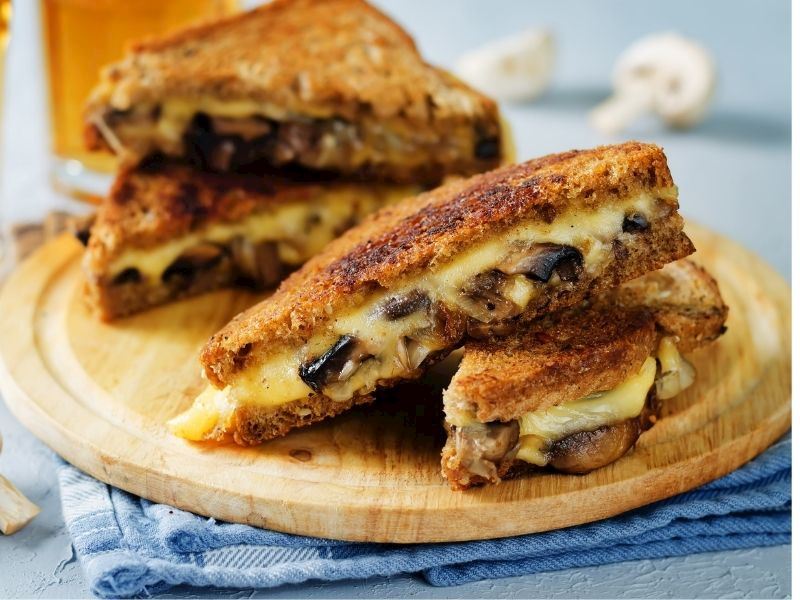 Tavada Çıtır Çıtır Kızaran Mantarlı Peynirli Tost Tarifi