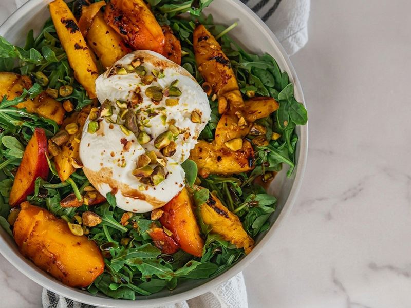 Tavada Şeftali Burrata Salatası Tarifi