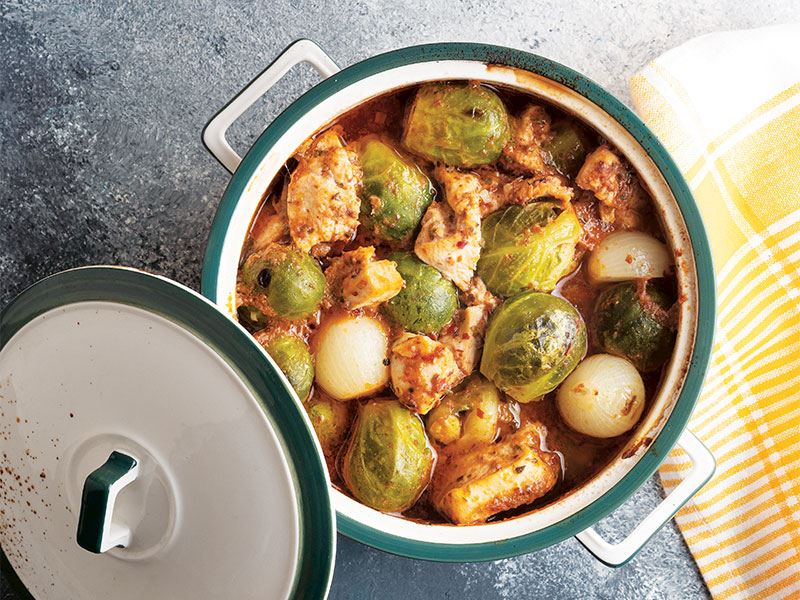 Tavuklu ve arpacık soğanlı Brüksel lahanası