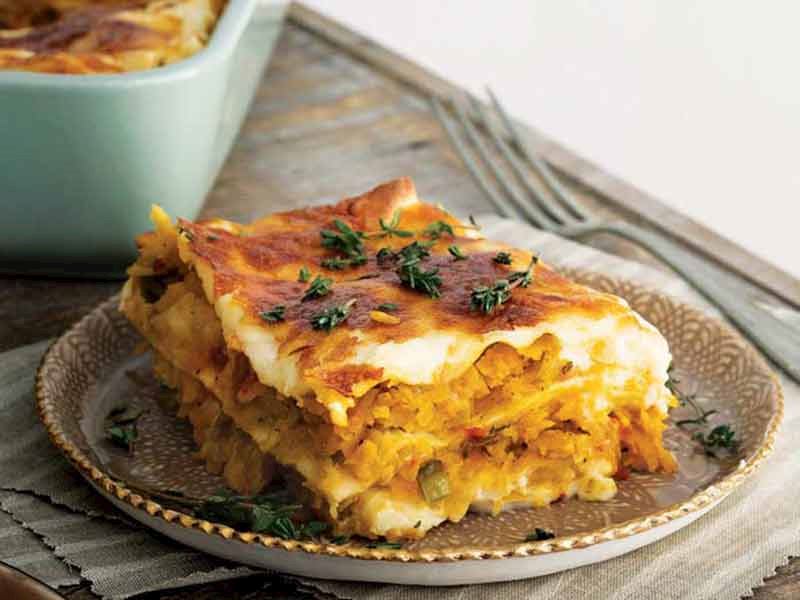 Tavuklu ve ılık krema soslu narlı salata