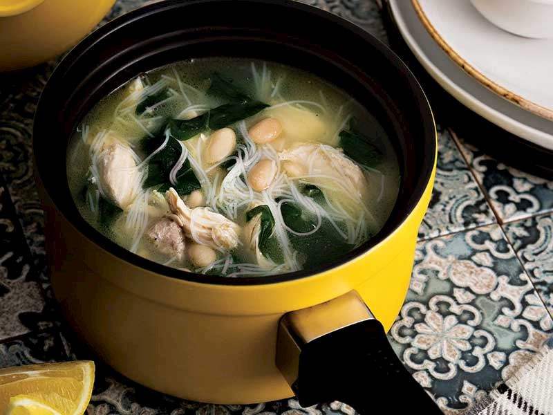 Tavuklu ve pazılı noodle çorbası