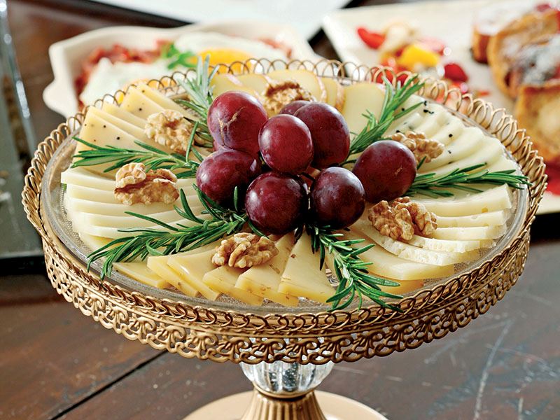 Taze meyve ve cevizli Antre Gourme peynir tabağı Tarifi Nasıl Yapılır?