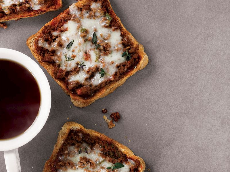 Tost ekmeği ile kıymalı pizzalar