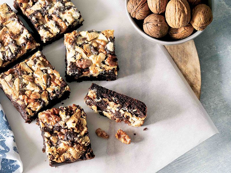 Üç çikolatalı cevizli brownie