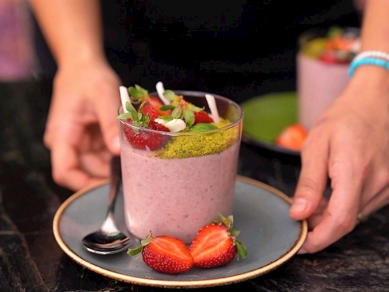 Unsuz Şekersiz Çilekli Puding