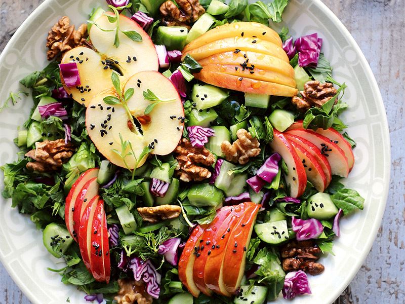 Yaz elmalı bol yeşilli salata