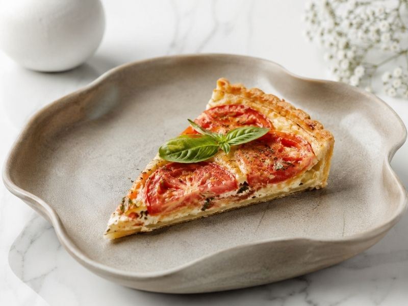 Yaz Sofralarına Yakışan Domatesli Tart Tarifi