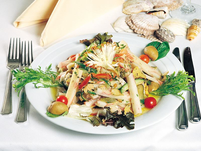 Yengeç çubuklu salata Yengeç çubuklu salata