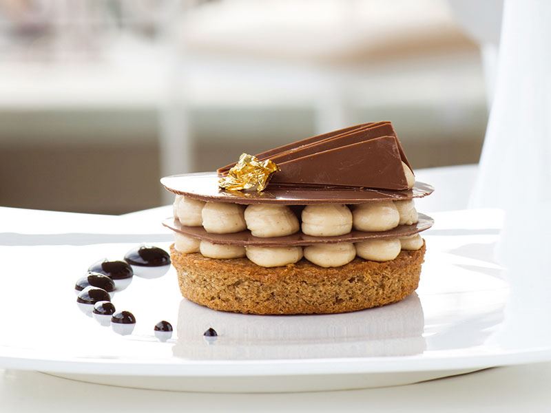 Yer fıstığı kremalı ve bademli tart