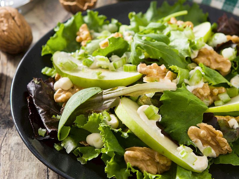Yeşil elmalı salata
