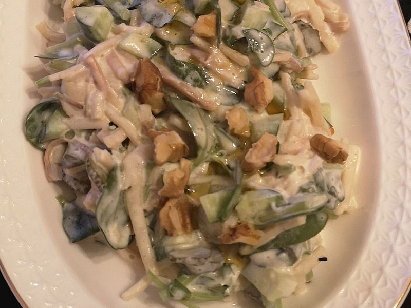 Yoğurtlu semizotlu erişteli salata